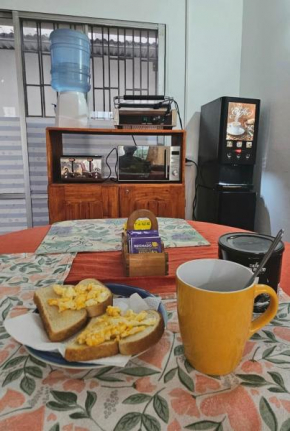 Pieza cerca del centro con las 3 comidas diarias